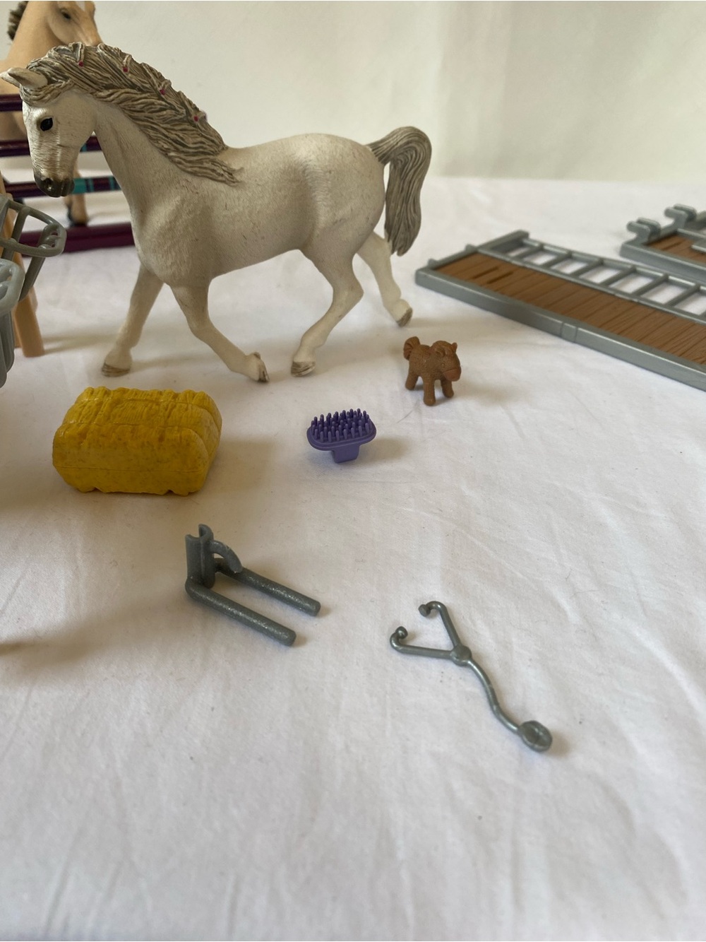 Schleich Set of 3 Horse Figures Plus Jump Bar Pen Grooming Accessories - Picture 4 of 13